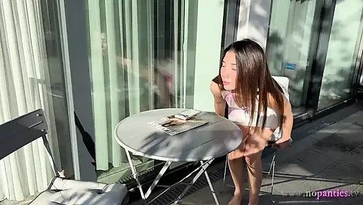 Gadis cantik dengan gaun musim panas ini pamer memek mupitnya di balkon dengan gaun musim panas tanpa celana dalam