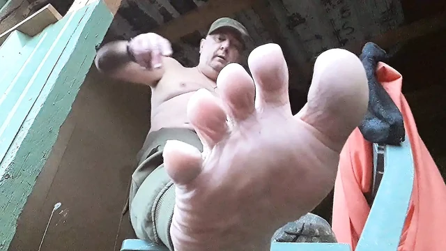 super exhib toes and my fat body and jerk off at the outdoor cabin