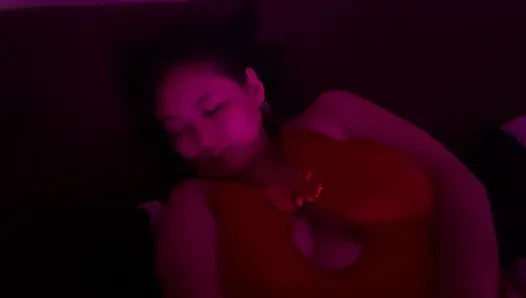 Membantu wanita yang sudah menikah masturbasi menggunakan dildo