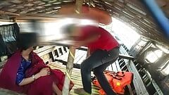 Bengaals meisje in rode saree in video buitenshuis