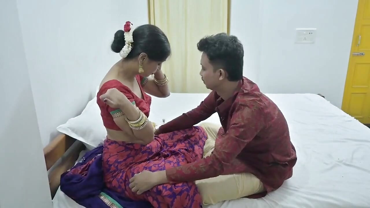 Pareja india en luna de miel sensual y suave sexo romántico