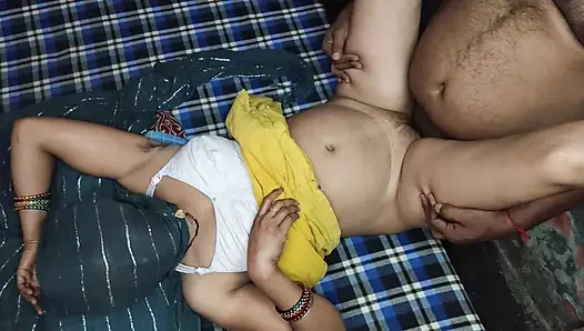 Ayah mertua menikmati penisnya.