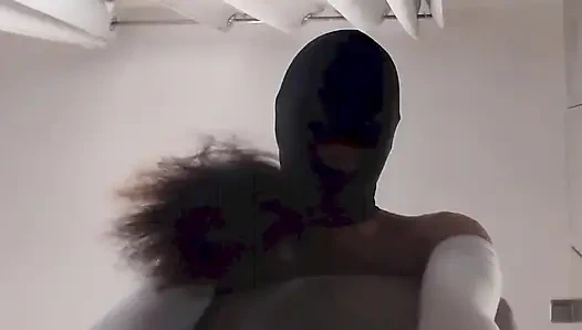 MILF gözleri bağlı ve ağzı bağlanmış, vajina ve ağzında sevişti