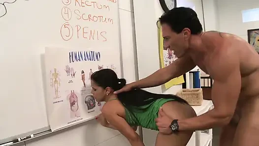 Uzun saçlı hatun uzun dildo ve gerçek bir yarakla deney yapmak istiyor