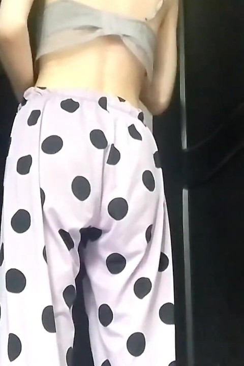 Ayakta ve otururken sikişiyoruz, karım içine boşalıyor