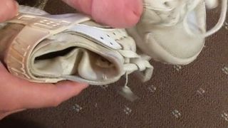 Ficken und schmutzige weiße Nike Huarache abspritzen