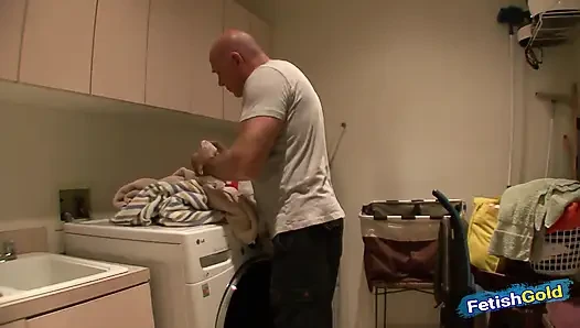 Seksi genç kız sapık üvey babası tarafından sikişmek için baştan çıkarılıyor