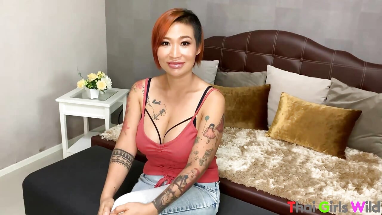 Getatoeëerde Aziatische hottie hard geneukt na het plagen