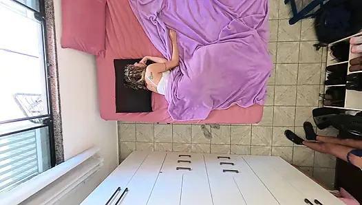 Мой отчим посещает мою комнату, когда мы одни дома.