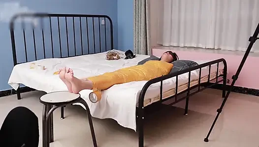 Seorang pacar bertelanjang kaki yang lucu menggunakan lakban untuk mengikat seluruh tubuhnya, bermain dengan kaki telanjang yang lucu