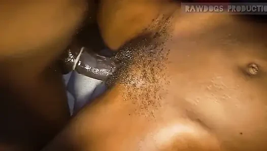 Üvey babamın etrafta olmadığını bilmeden üvey annemin suyu ıslak amcığını sikiyorum