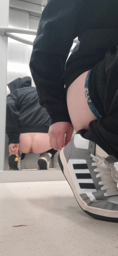 Mąż zmienia korek analny jadąc windą co za zboczeniec