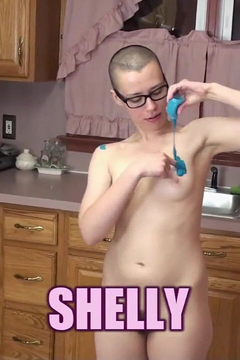 Ćelava cura Shelly slika svoje golo tijelo