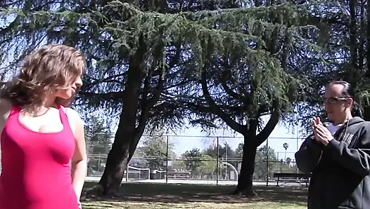 İri göğüslü esmer kadın büyük göğüslerini ve sulu amcığını yiyor