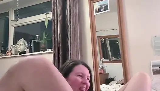 В видео от первого лица, она снимает себя трахающейся меня
