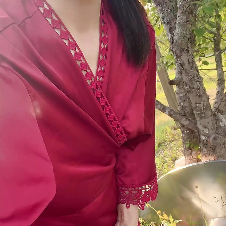 Hana kencing kencing di luar halaman