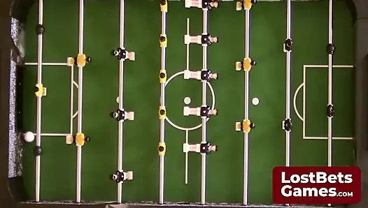 Ein strip-foosball-spiel verspricht eine spanking-freude am ende