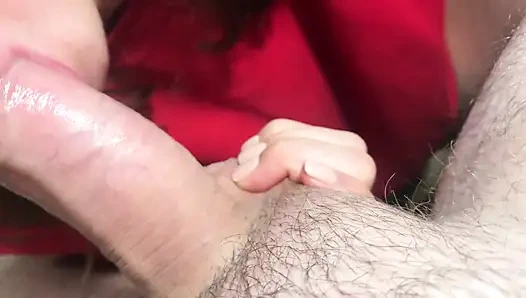 Brünette lutscht einen riesigen schwanz und schluckt sperma