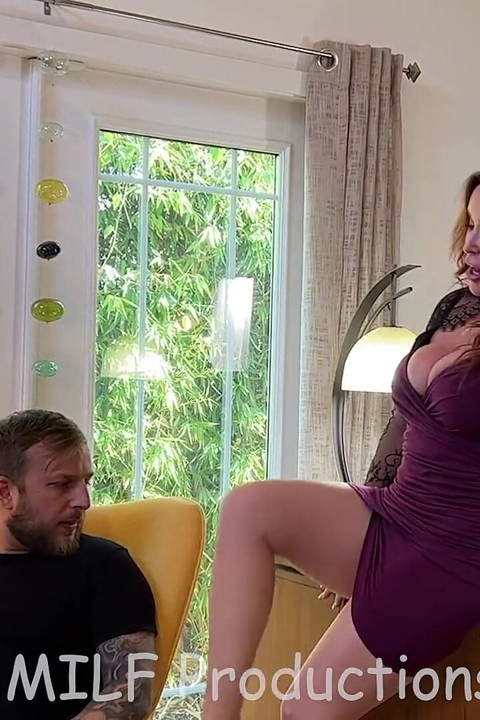 레이첼 스틸을 야생의 오르가즘으로 몰고 가는 장난감 소년