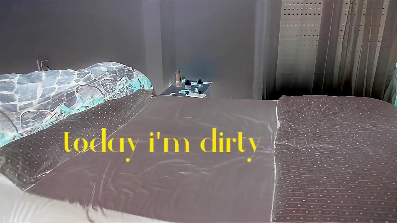 זונה על הברכיים אוכלת זין, מזילה ריר מלא ברוק