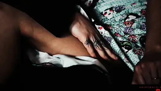 Holly d dientot habis-habisan di sofa