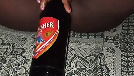 Meine frau steckte eine flasche bier in sie.