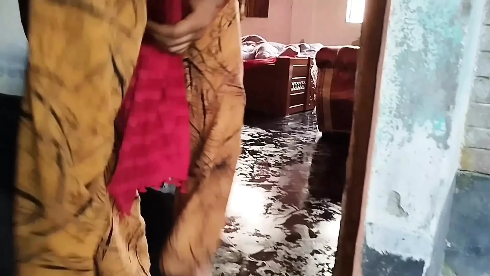 18 yaşındaki hizmetçi, işvereni tarafından evde yalnız bulundu ve ona cinsel saldırıda bulundu