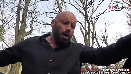 Jerman mengalami kerusakan mobil dan membayar mekanik dengan blowjob di hutan