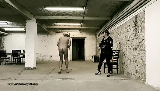 Dominatrix Nyonya April - sel 45, latihan halaman