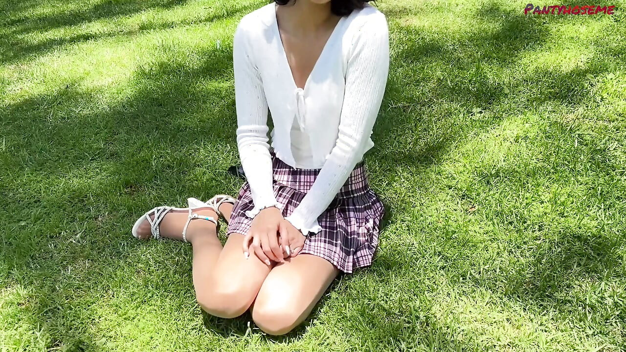 Hazel hart si gadis remaja hot rambut cokelat dengan stoking cokelat lagi asik masturbasi sambil menggoda