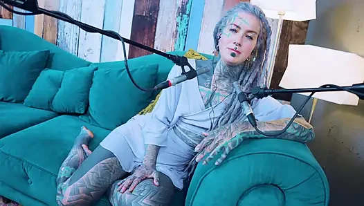 Ich spreche über N - Needed - ASMR podcast SFW spricht goth dünnes mädchen dreadlocks tattoo-modell inked mädchen