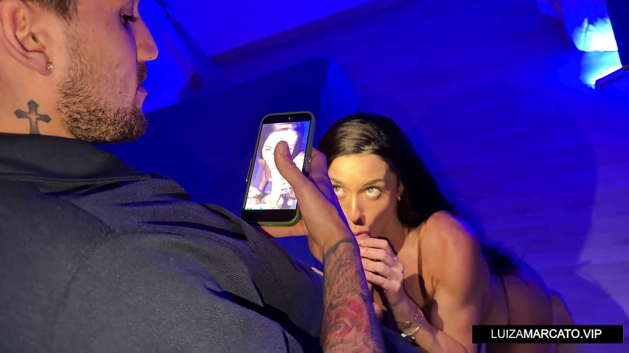 射在巨乳拉丁美女臉上的精液特寫，同時拍攝口交過程