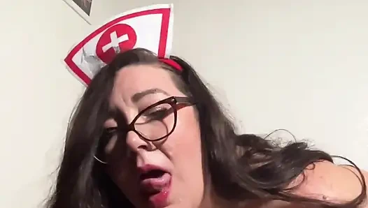 Suster super semok ini lagi asik nyepong kontol dan jilat memek beceknya