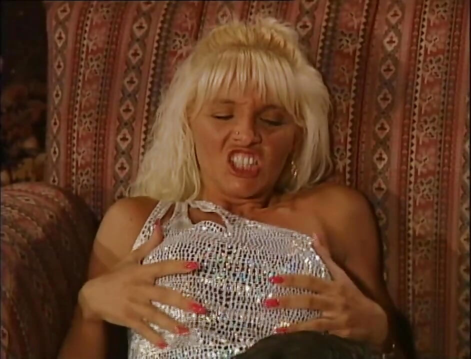 Loira com tesão recebe uma foda dura por mecânico com pau grande e duro
