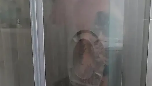 Cewek sange ini lagi asik masturbasi berbulunya di kamar mandi