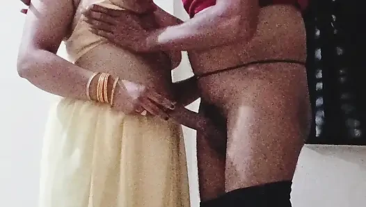 Riya Bhabhi fegte das Haus ihres Herrn, die Besitzerin machte sexuelle Beziehungen, indem sie sexy sprach.