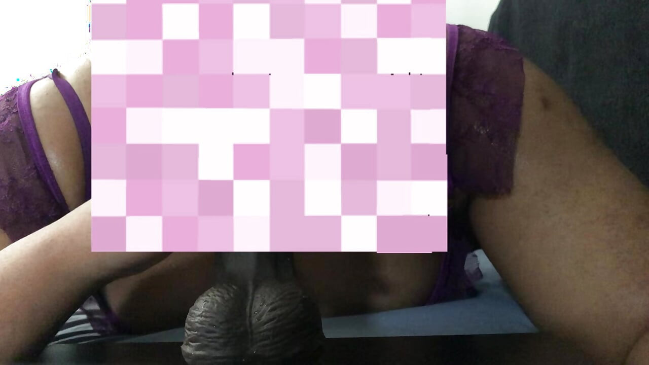 Dicker Sissy-Femboy gibt einen sabbernden Blowjob und reitet ihren Dildo