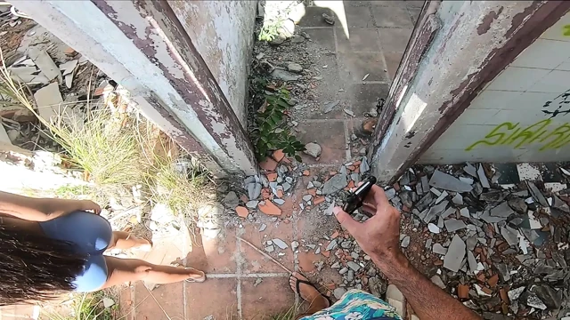 Messing with gringo in abandoned house