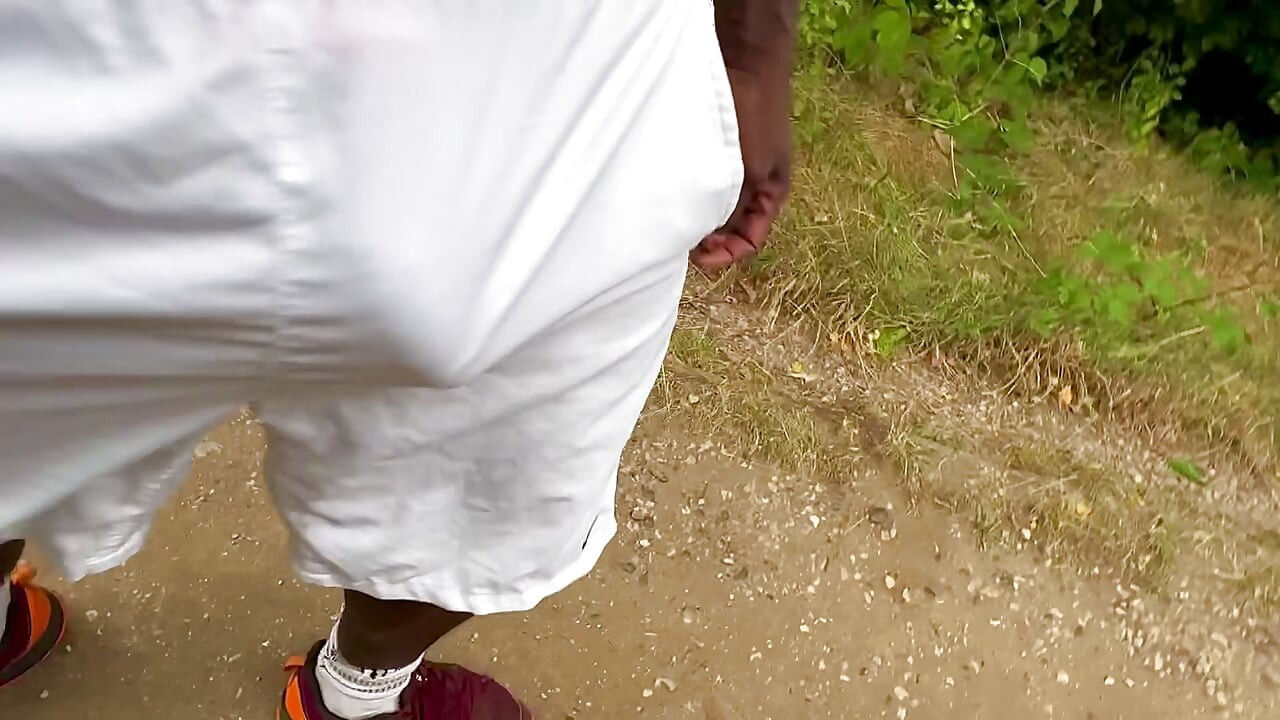 Ormanda yürüyorum, beyaz naylon şortumla komando!