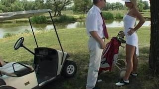 Follando en el carrito de golf