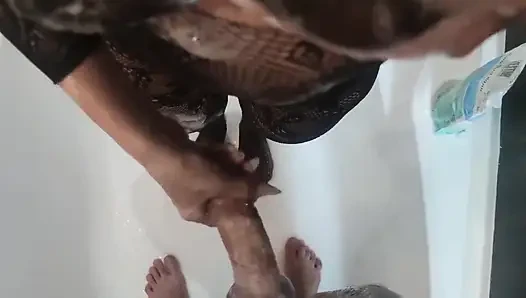 Memek cewek alim ini dientot habis-habisan sama kontol besar sampai dicrot di dalam