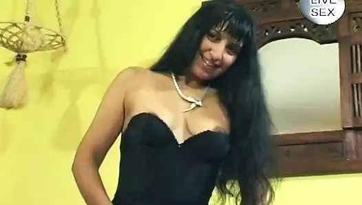 Kıllı olgun esmer dildolar kenetlenen orgazma kadar amcığını genişletiyor