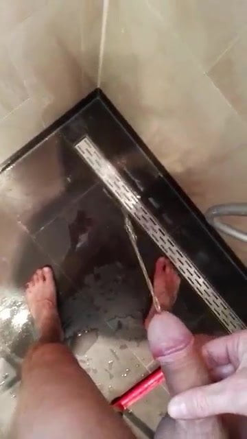 在淋浴时撒尿