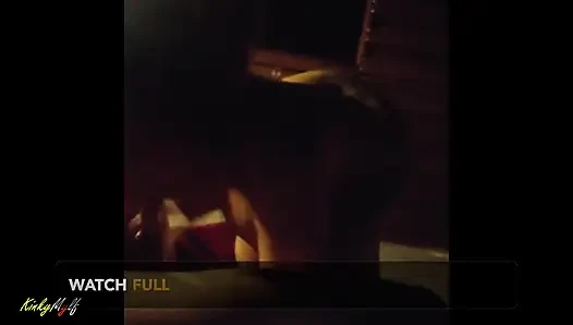 Ateşli orta yaşlı seksi kadınla açık havada ateşli şenlikli seks