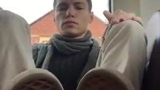 Kerel in de bus toont selfie01