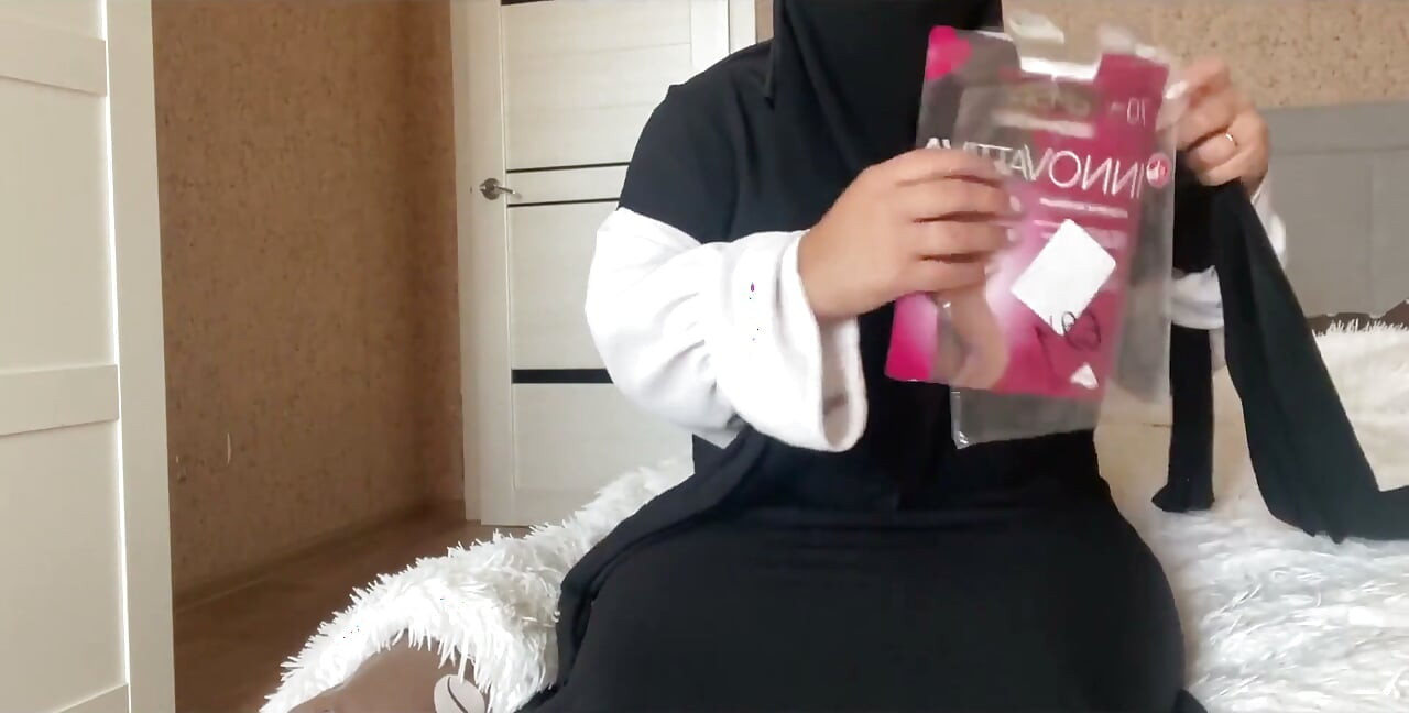 Arabská macecha v hidžábu dává pokyny nevlastnímu synovi