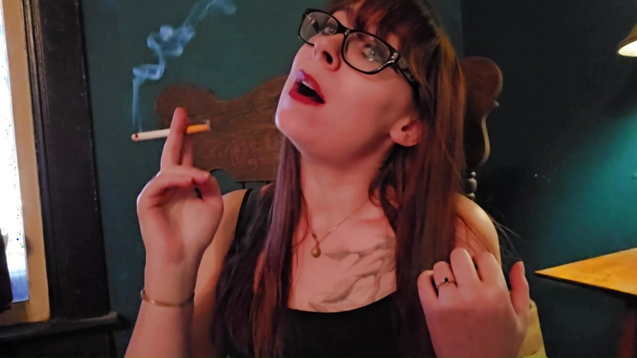 Power smoking com exalações de nariz e peitos pequenos