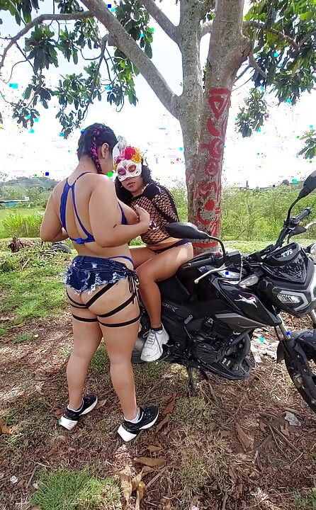 Focení končí venkovním lesbickým sexem