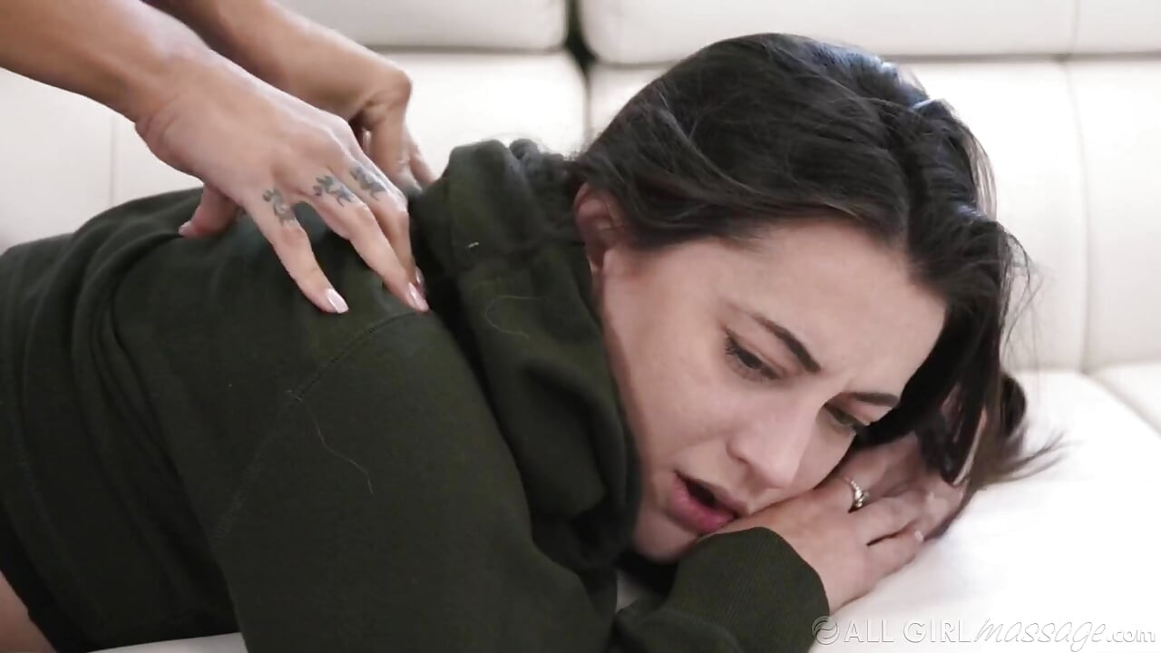 Massage all girl - 2 amies lesbiennes sexy se baisent sur le visage avec leur chatte mouillée
