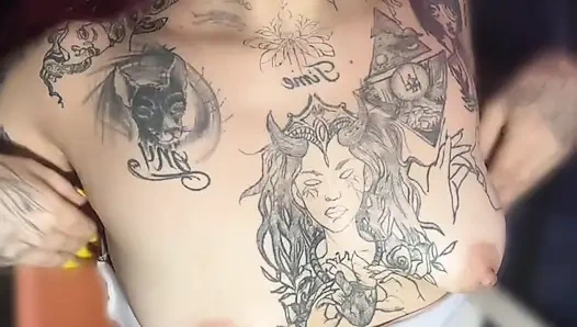 Sekreter patronunun orada bulunmamasından faydalanıyor